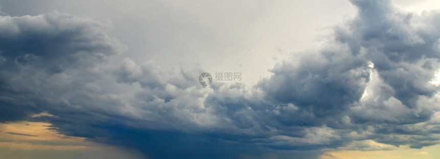 城市全景的云层上有惊人的风暴云黄昏天空气图片