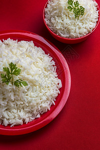 人红碗和色底板盘中煮白平原巴斯马提大米的顶端视图文化粮食图片