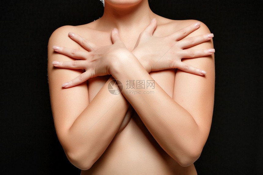 黑褐色年轻发女人用色孤立的背景覆盖她乳房工作室裸照女孩图片