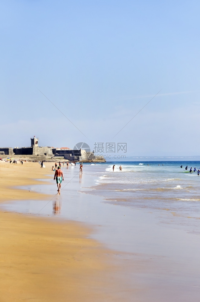 Carcavelos海滩里斯本葡萄牙蓝色的堡风景优美图片
