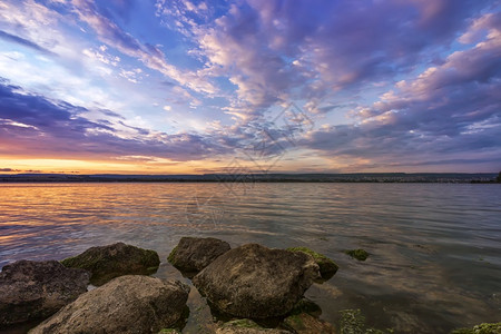 岩石旅行日落后湖边的洛奇海滩风景灯图片