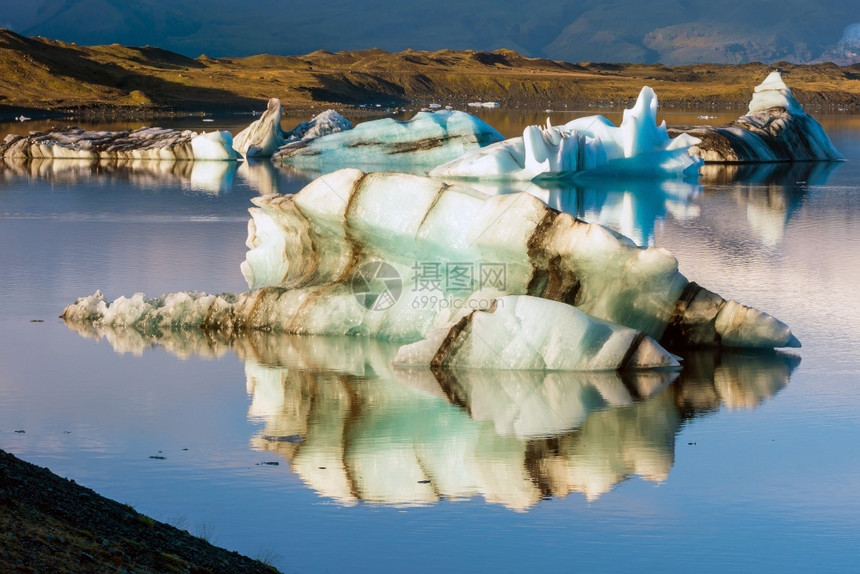 北极欧洲Jokulsarlon环礁湖带蓝色天空漂浮冰山岛冻沙龙图片