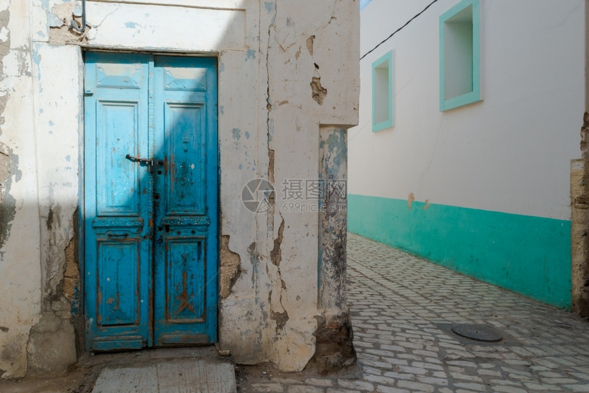 镇历史突尼斯街被撞破的蓝色前门图片
