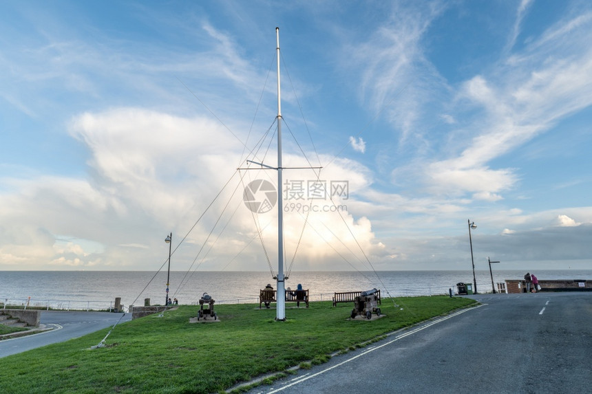 钟英国苏福克SuffolkUK在寒冷的秋夜日落时向海看英语绍斯沃尔德图片