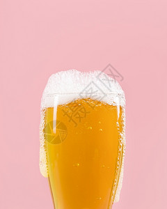 20多岁社会的含有泡沫玻璃啤酒成人图片