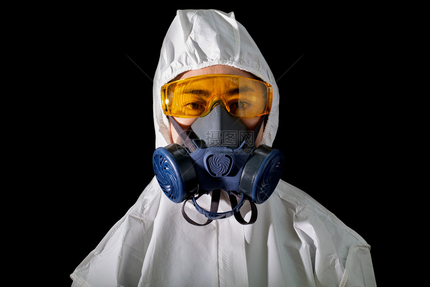 身着化学防护服和毒面具戴白底玻璃眼镜的妇女身穿安全西装的女科学家安全感染概念以及预防面罩图片