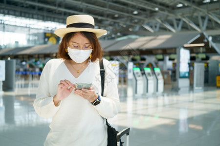 机场戴口罩出行的女性图片