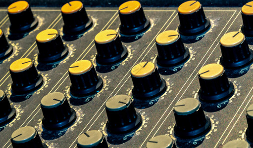 声音混合器控制板频混台录室中的乐混器控制面板带推子和调节旋钮的音频混台响工程师混器控制无线电广播背景图片