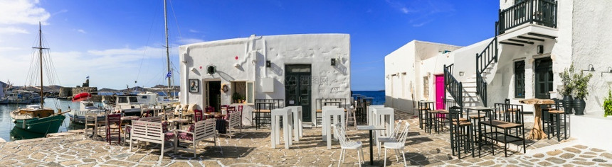 海滨游客全景希腊旅行CycladesParos岛Charming渔捞村Naousa港和街边酒吧海餐馆图片