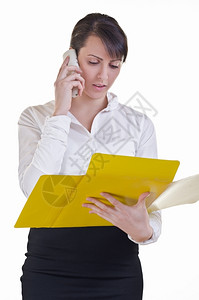 成人办公室助理通过电话发言谈论在文件夹中摆她面前的文件中内容工作对话图片