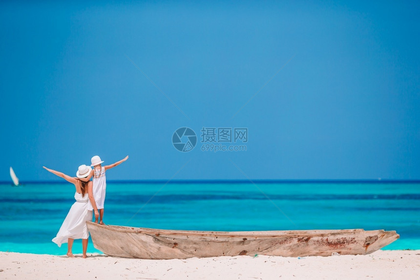 乐趣女孩年轻美丽的母亲和可爱小女儿在热带海滩玩得开心在加勒比海滩享受暑假的美丽母亲和女儿在加勒比海滩过着愉快的时光妈图片