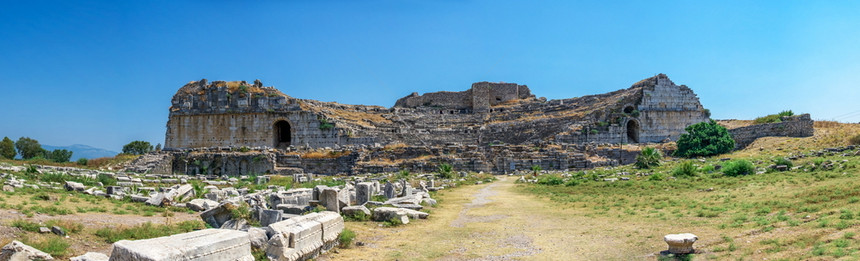 柱子土耳其希腊城市MiletusMiletus古老剧院的废墟在土耳其一个阳光明媚的夏季日旅行天图片