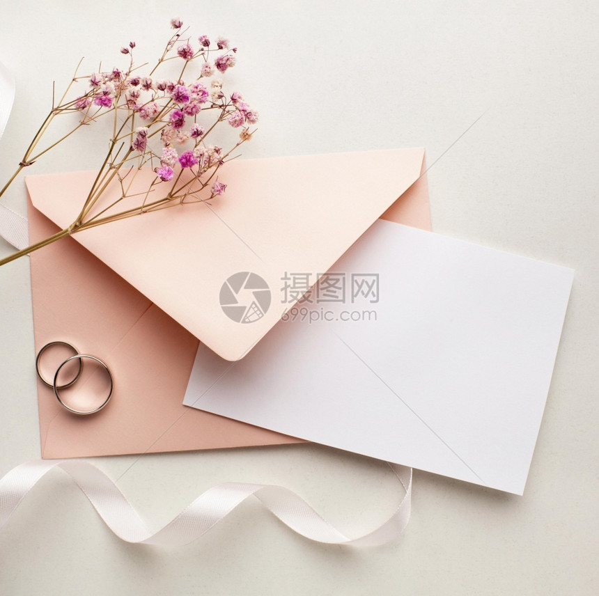 粉红色信封与戒指图片