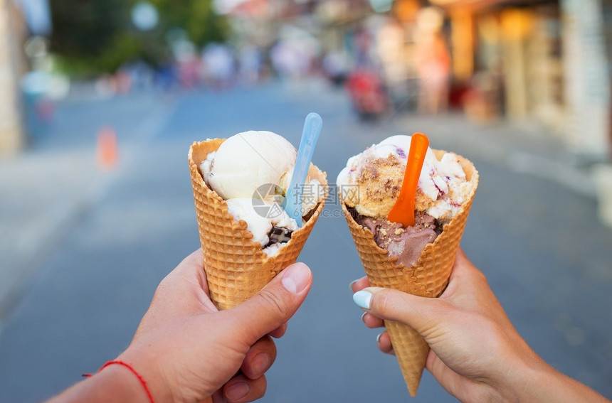 旅行一对夫妇手中不同口味的漂亮冰淇淋一对夫妇手中不同口味的漂亮冰淇淋看冷图片