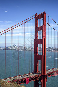 金门大桥第一塔和阳光明媚的旧金山市中心一楼吸引力结构体海天空高清图片素材