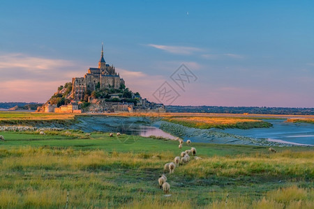 大教堂发光的遗产法国北部诺曼底日落黄昏圣米歇尔山图片