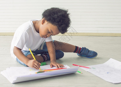 男生一个非洲小孩的肖像在画时留家里带着复制版空间教育概念笑声纸艺术家背景图片