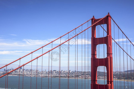 美国海金门大桥第一塔和阳光明媚的旧金山市中心一楼水天际线高清图片素材