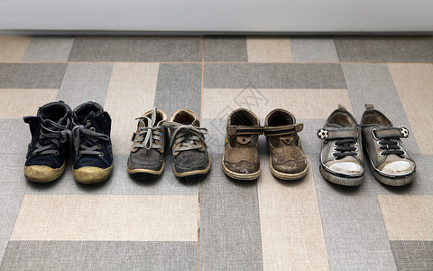 辛福美满地板上的小脏鞋和靴子磨损关心子背景
