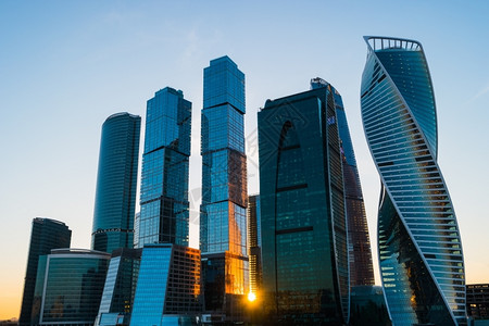 区俄罗斯日落时莫科市的摩天大楼外部玻璃图片