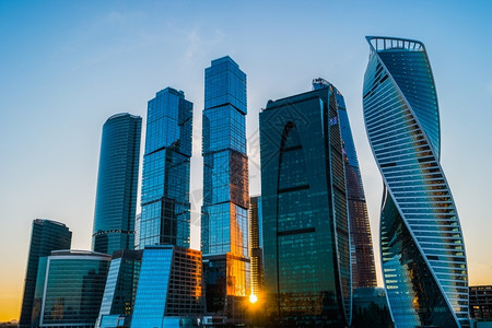 地标俄罗斯日落时莫科市的摩天大楼金融成功图片