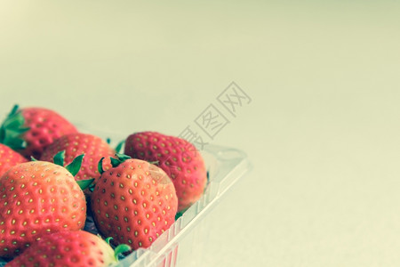 水果美食绿色塑料箱中的草莓装有复制空间老旧风格效果选择焦点图片