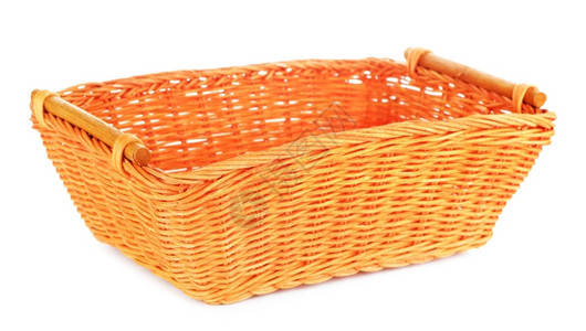 以白色背景隔离的橙木篮子编织单身的蔬菜高清图片