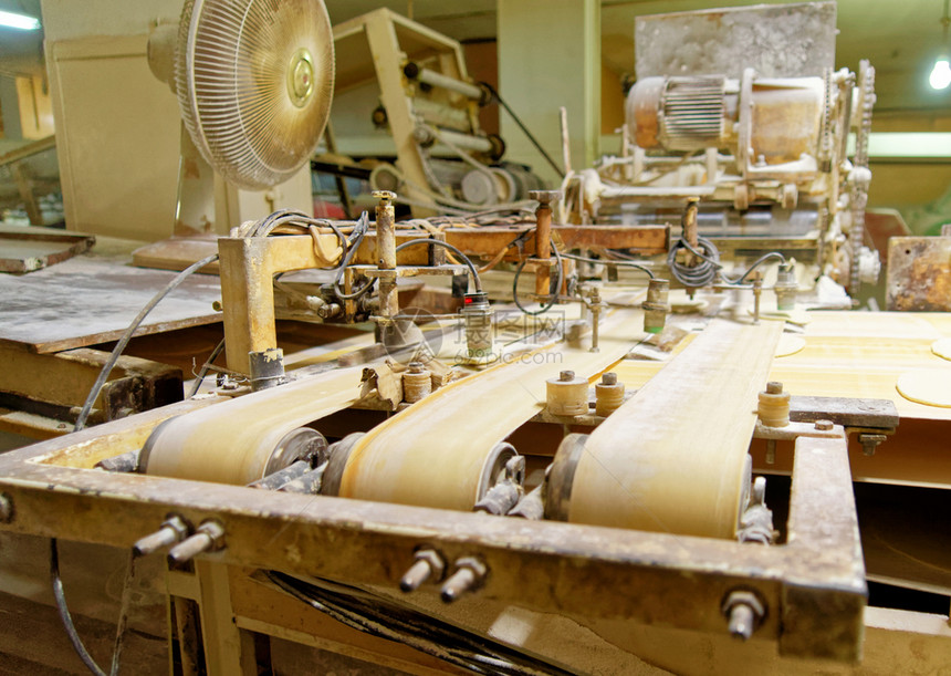 工作制造面包师在约旦中东部阿卡巴最大的面包店自动生产阿拉伯扁面包的老旧机约旦阿卡巴图片