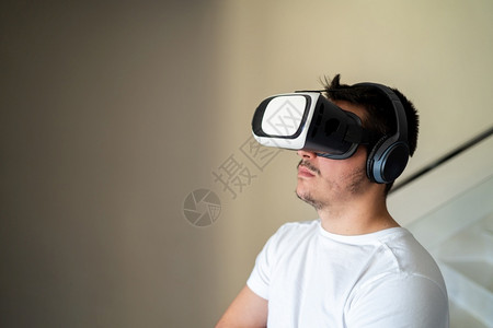 现实职业年轻人用虚拟真眼镜离开的图片