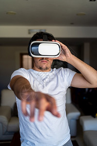 未来手表派年轻人用虚拟真眼镜离开的图片