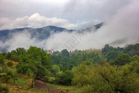 天空绿色美丽的山地风景独自在山上建筑和喷雾旅行图片