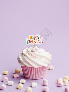 蛋糕数码素材蛋糕奥林巴斯数码相机与生日快乐标志的美味松饼巧克力蜡烛背景