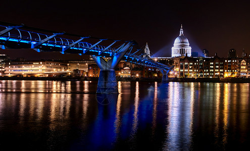 英国伦敦夜深蓝千年大桥首都夜晚图片