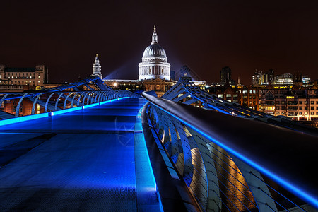 首都著名的伦敦夜深蓝千年大桥英石图片