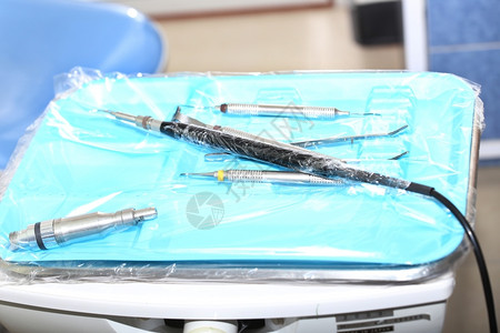抓手技术装在可以使用的托盘中牙科工具处理图片