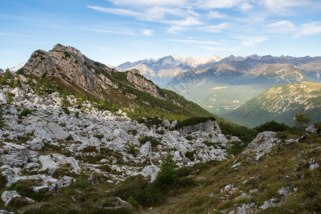 谷小路山在意大利多洛米特的背景中充满美丽多洛米地貌风景的旅游路线图片