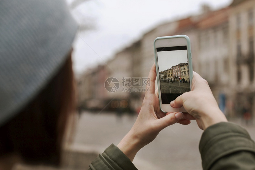 年轻妇女用手机接听电话摄影年轻的白种人图片