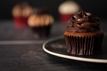 食物卡路里吃巧克力蛋糕在陶瓷盘上黑暗灯光下AF点选择图片