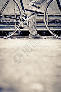 泰国街道时尚骑自行车的青年男子图片