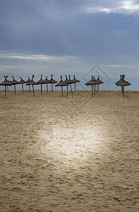 海边沙滩上的遮阳伞图片