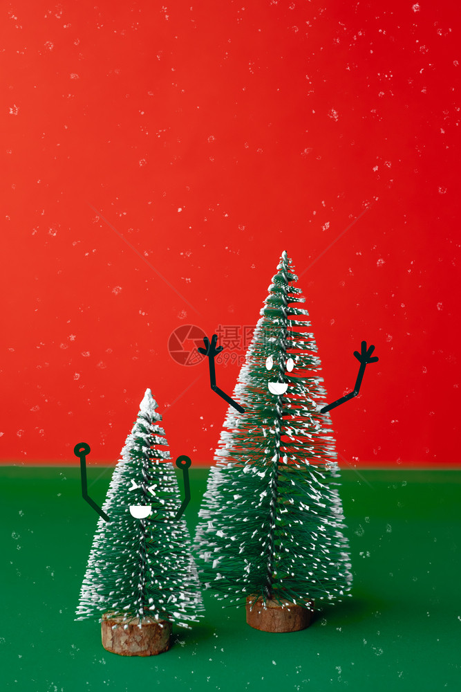 带着微笑的Christams树和带微笑的在绿桌上用生动的红色背景礼日庆祝贺卡及复制空间圣诞老人装饰品有趣的图片
