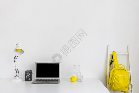 丰富多彩的现代工作场所白色黄颜背负手提笔记本电脑解析和高品质的美丽有时装光照的工作场所白色黄颜背负手提笔记本电脑高质量和分辨率美背景图片