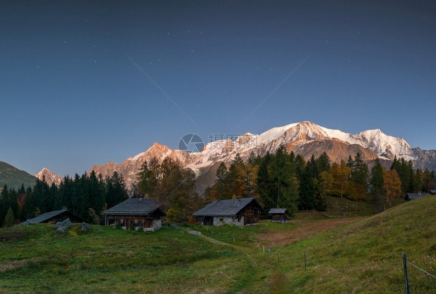 最好的在法国阿尔卑斯山查莫尼克Chamonix有树木和雪山的草地安宁酒店图片