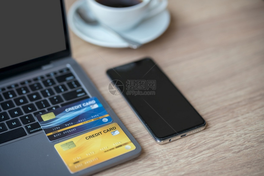 白色的帐户工作区笔记本电脑智能手机和木制咖啡杯的信用卡在线银行概念OnlineBank概念图片