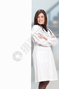 照片黑发女医生带着留言板微笑的照片白色空快乐图片
