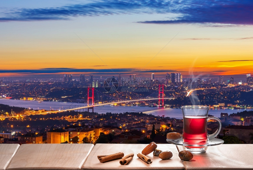 烈士卡利旅行晚上土耳其茶会和Bosphorus桥伊斯坦布尔图片