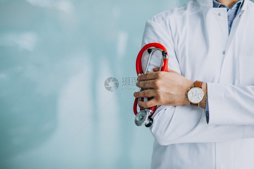 长得英俊的年轻医生身着有听诊器的医学长袍工人药物作图片