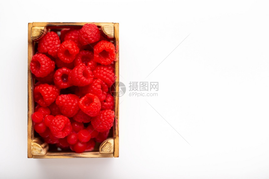 新鲜多汁的在白色背景小木盒子里放些草莓在一个小木盒子里放一些草莓蔬菜图片