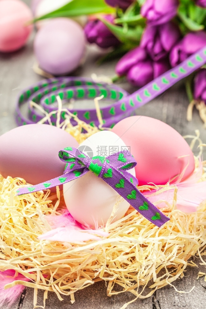 开花团体以东鸡蛋和木制桌边紫色郁金香四月图片
