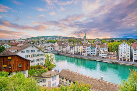 瑞士日落时苏黎世历史城市中心的美丽景色街道首都天际线图片